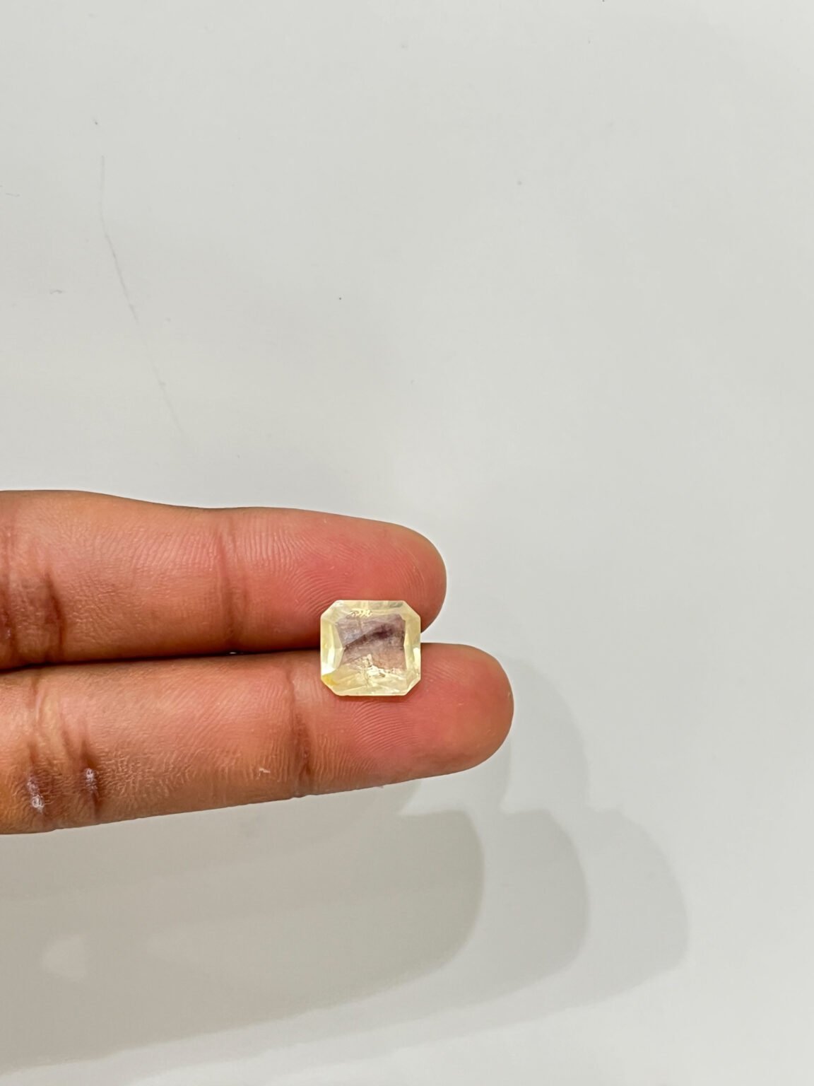 NATURAL YELLOW SAPPHIRE. CEYLON SAPPHIRE. GEMS AND DIAMOND.